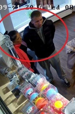 Kam prireikė plaukų tiesinimo žnyplių?