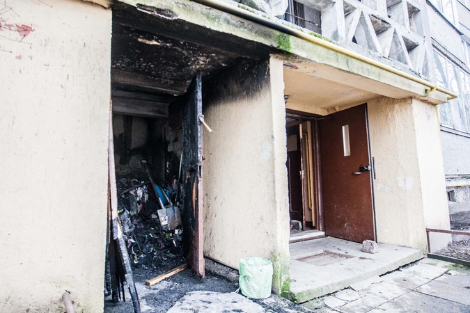 Gelbėtojai per dūmus išvedė 20 žmonių 