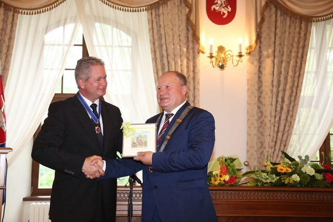 Garbės ženklais apdovanoti keturi šviesuoliai 