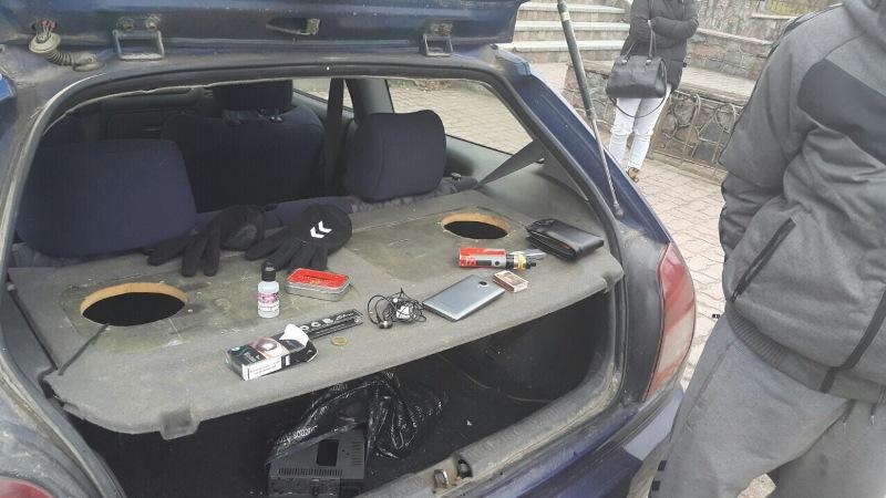 Trakuose sustabdytame automobilyje – kanapės