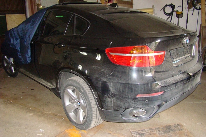 Įžūlumas: policininkas už tylą apie vogtą automobilį siūlė 4 tūkst. eurų kyšį