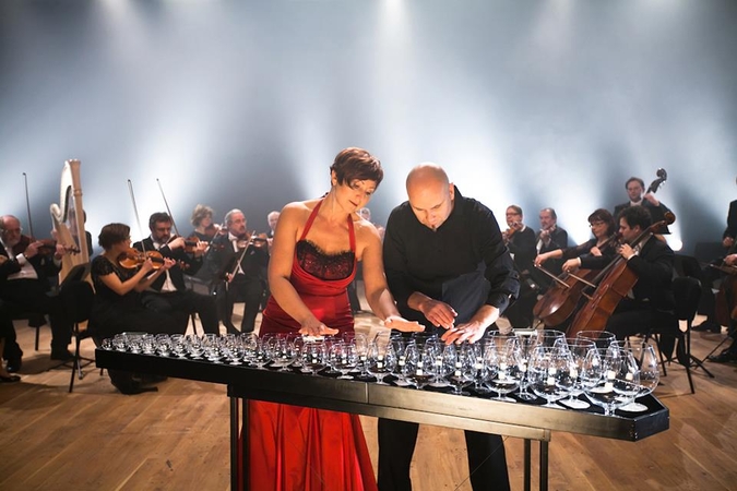 Stiklo taurėmis grojantis duetas „Glass Duo“ kviečia pasivaikščioti debesimis