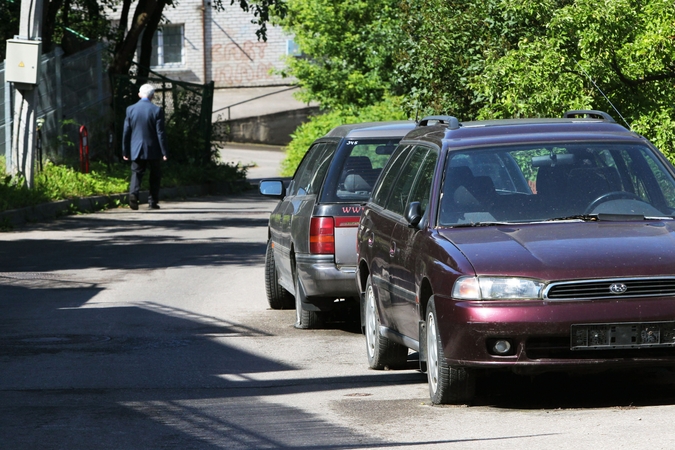 Pamiršti automobiliai gatvėje stovi jau penkerius metus 