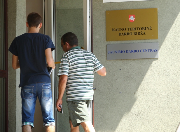 Atėjus vasarai moksleiviai veržiasi dirbti