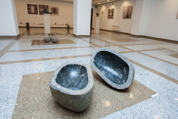 Skulptūrą ir fotografiją sujungė spalvų vienovė