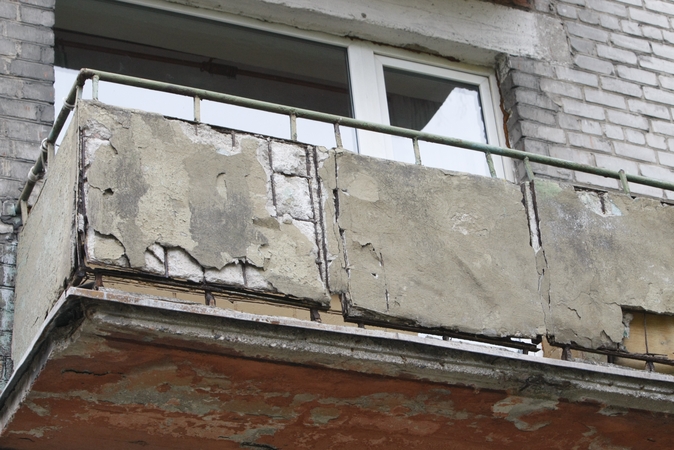 Nuo policininkų bėgęs vyras iššoko iš ketvirto aukšto