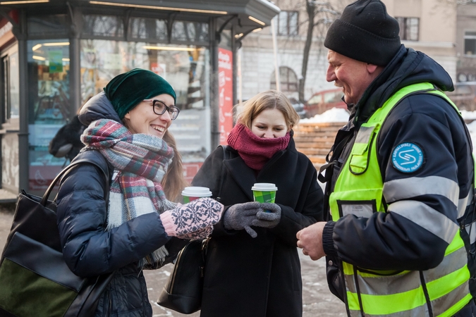 Speiguotą rytą vilniečius kontrolieriai vaišino arbata ir saldumynais