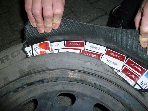 Kontrabandines cigaretes į Lietuvą rusas įvežė degalų bake ir padangoje