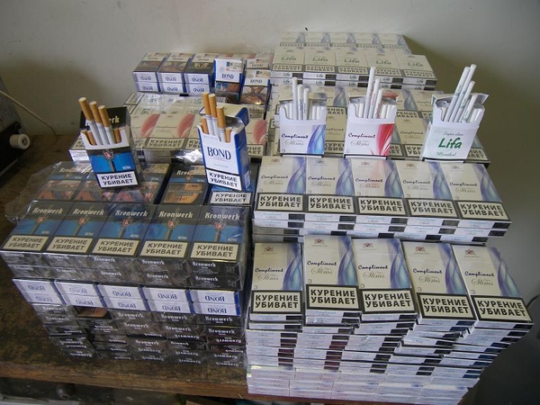 Jurbarkietis rusiškų cigarečių atsivežė mikroautobuso slėptuvėje