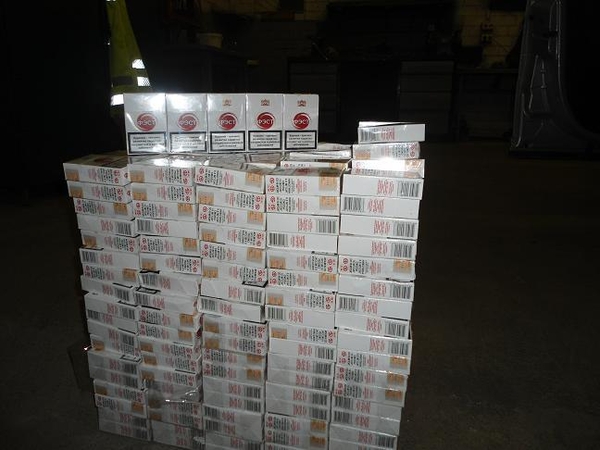 Šalčininkietė baltarusiškas cigaretes slėpė automobilio dugne