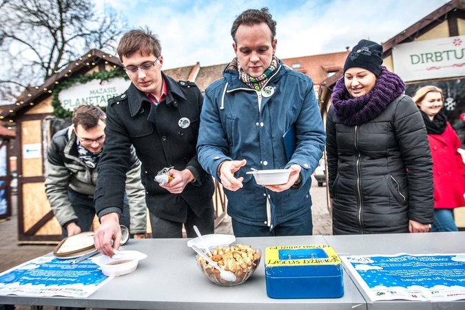 Vaišinosi ir rinko labdarą vaikams