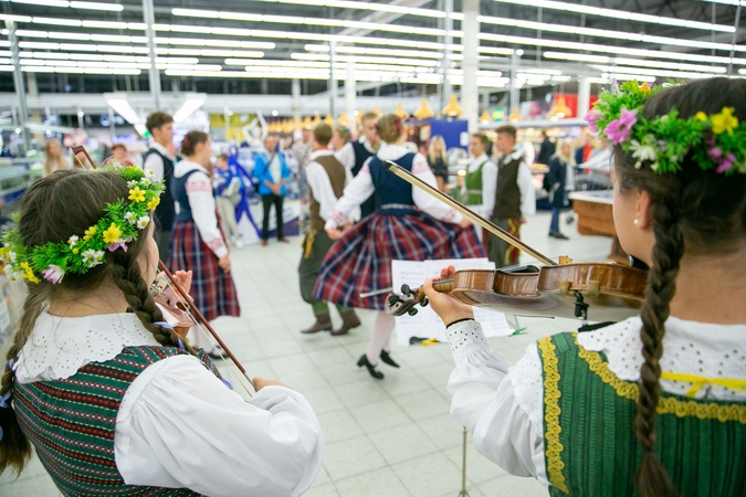 Dainų šventės siaustinis praūžė ir sostinės parduotuvėse