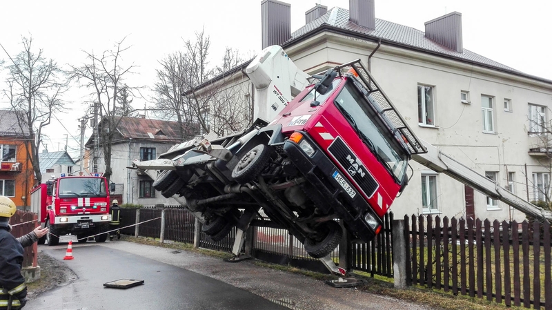 Per plauką nuo tragedijos: Žaliakalnyje nuvirto keltuvas