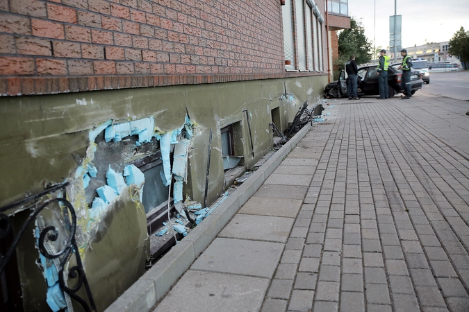 Naujojoje Uosto g. automobilis rėžėsi į sieną