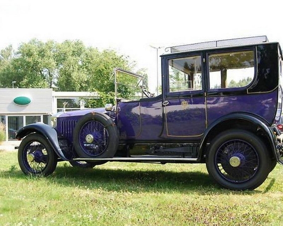 Aukcionas: violetinis limuzinas laukia pirkėjo