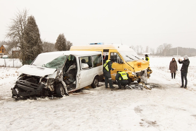 Į avariją patekusio mokyklinio autobuso vairuotojas buvo neblaivus