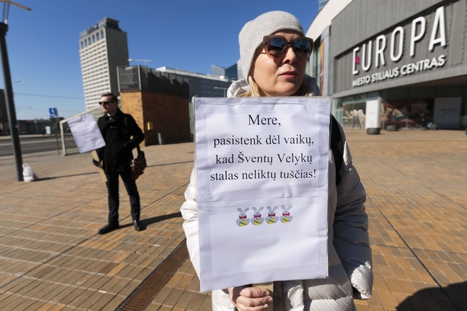 Vilniečiai surengė akciją „Mere, leisk padėti tvarkyti vaiko pinigų prašymus!“