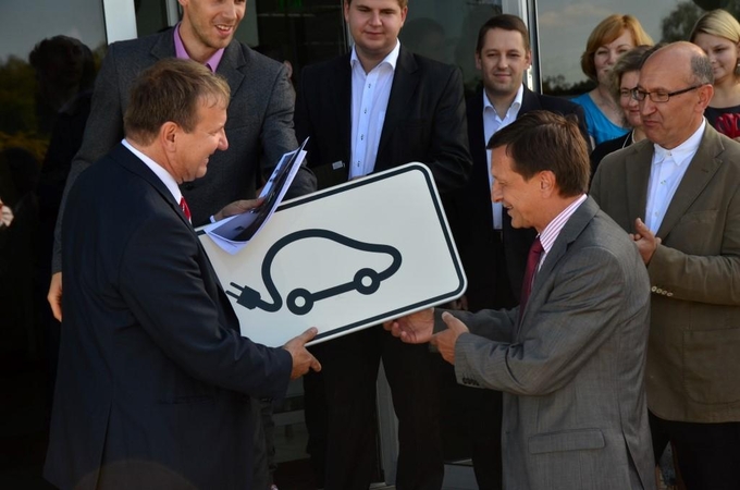 KTU įrengta pirmoji Baltijos šalyse elektromobilių įkrovimo stotelė