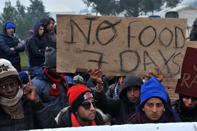 Prie Graikijos ir Makedonijos sienos protestavo apie 1,3 tūkst. migrantų