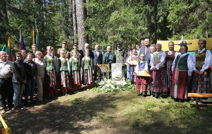 Skambant dainoms, nusilenkė žuvusiems partizanams