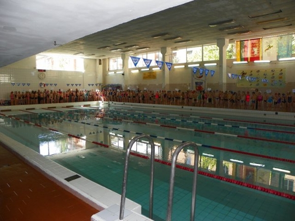 Moksleiviai rungėsi plaukimo varžybose