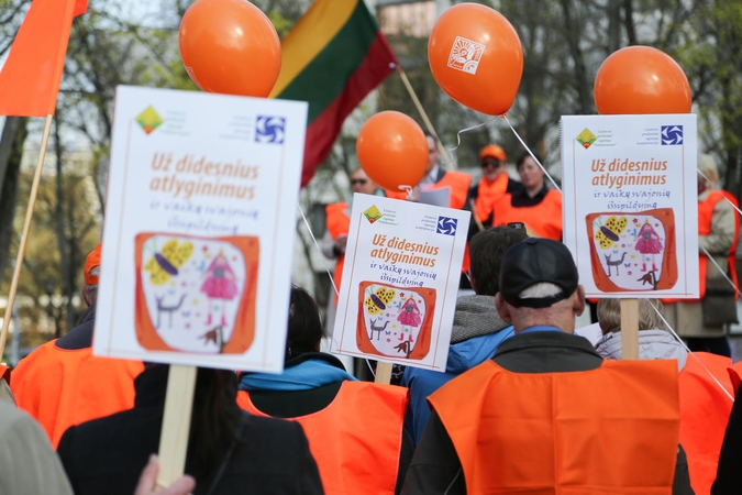 Protestuotojai prašė palankių sprendimų dirbantiems tėvams