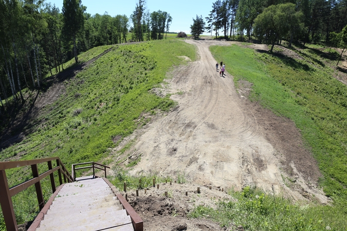 Pyplių piliakalnį „užpuolė“ archeologai ir statybininkai: kas daroma?