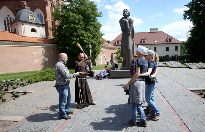 Poetas A. Mickevičius Vilniuje braidys po gėlių pievą