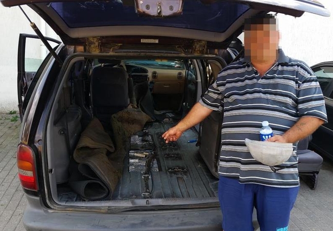 Vilnietis kontrabandą slėpė dvigubame automobilio dugne