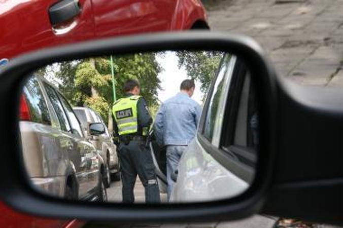 Policininkus kandžiojo ir mušė