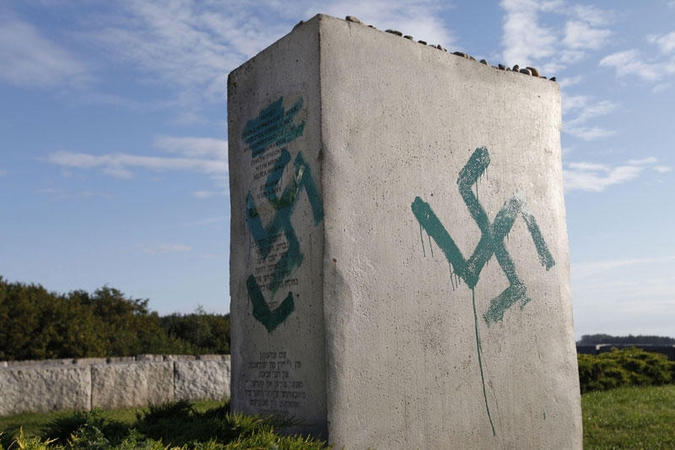 Lenkijoje vandalai nuniokojo paminklą Jedvabno žydų žudynių aukoms