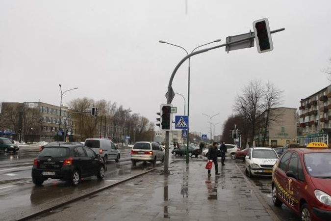 Savaitgalį vėjas vartė medžius, lankstė kelio ženklus