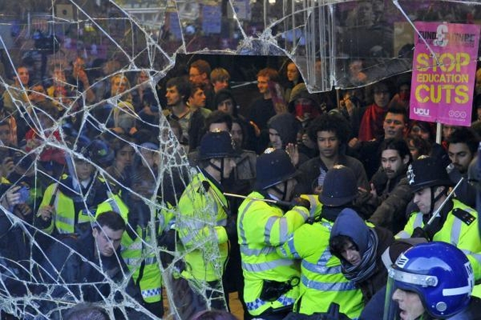 Didžiosios Britanijos studentai vėl protestuoja prieš mokesčių už mokslą didinimą