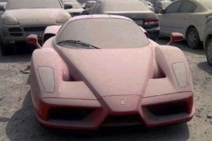 „Enzo Ferrari“: niekam nereikalingas ir paliktas Dubajaus dykumoje