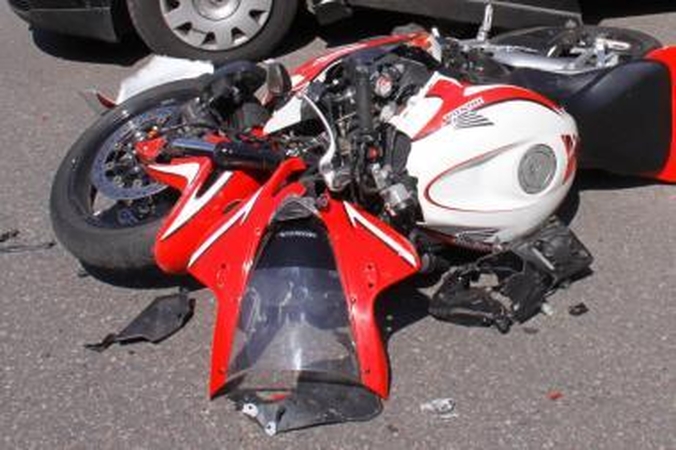 Vilniuje susidūrė lengvasis automobilis ir motociklas