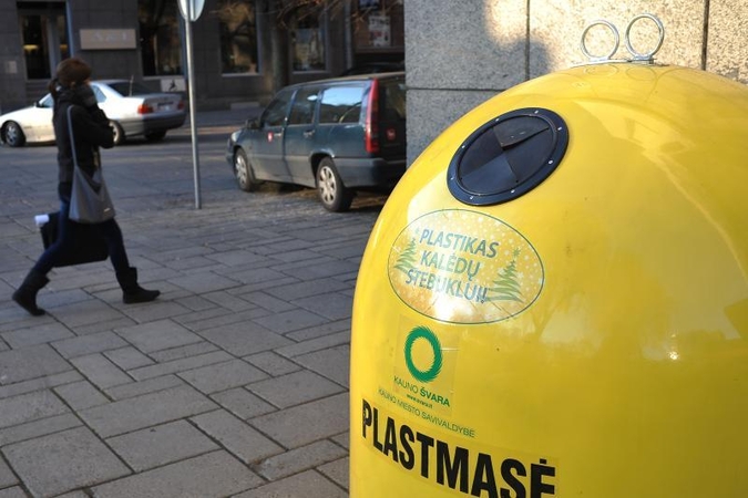 Kalėdų stebuklas: plastiko buteliai pavirs miesto egle