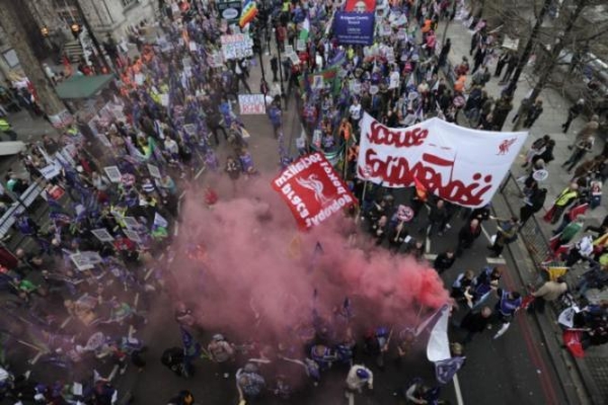 Londone prasideda demonstracijos prieš diržų veržimą