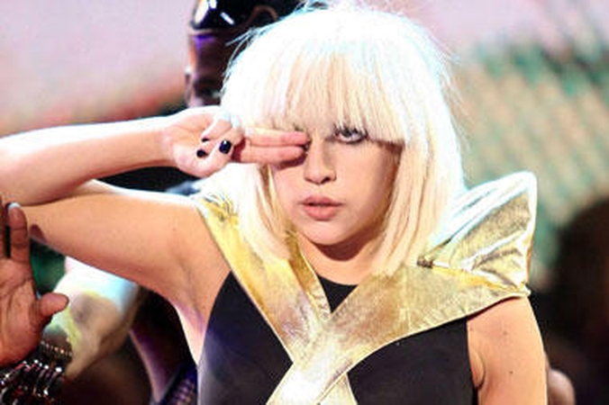 Pikantiškas vakarėlis: Lady Gaga dovanų gavo pripučiamą lėlę