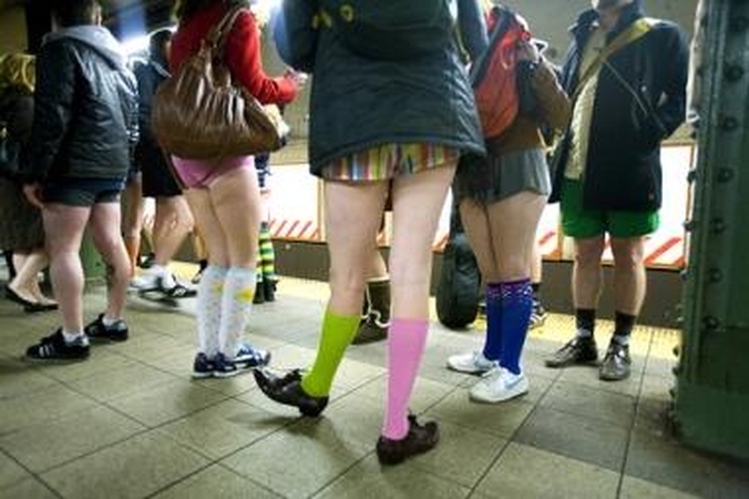 Niujorke šimtai žmonių metro važinėjosi be kelnių