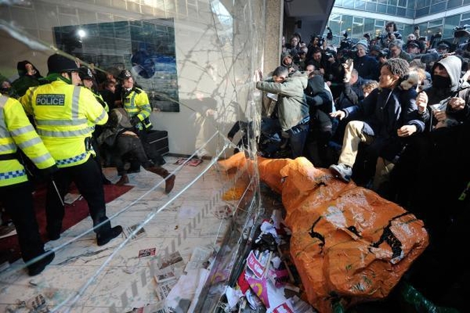 Britų žiniasklaida pasmerkė "besmegenius" protestuotojus