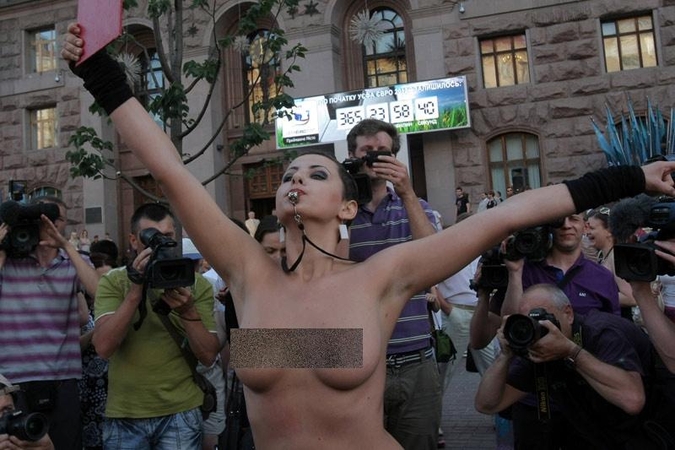 Kijeve "Femen" aktyvistės surengė egzekuciją "nekaltam triušiui Lucenkai"