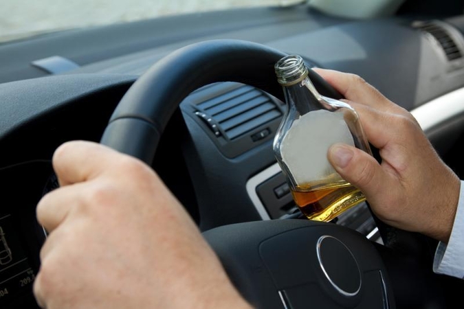 Valdžia spręs, kaip bausti už alkoholio vartojimą automobiliuose