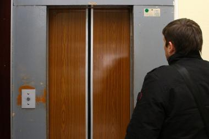 Apiplėšimas lifte: auka nuraminta neaiškios kilmės skysčiu