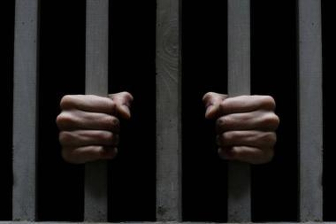 Sumuštą ir apiplėštą kalinį nuteistieji vertė tenkinti seksualiai