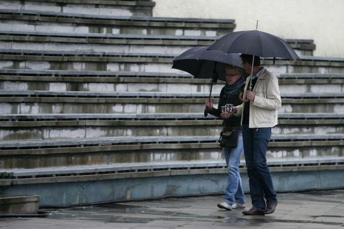 Kai kuriuose rajonuose krenta šlapdriba, snyguriuoja ar lynoja