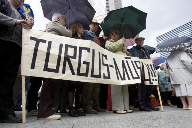 Kovojančios su kontrabanda valdžios taikinyje - turgų savininkai, o ne bobutės