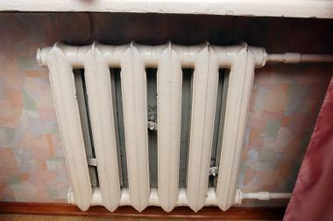 Ugniagesiai vadavo tarp radiatoriaus įstrigusią mergaitę