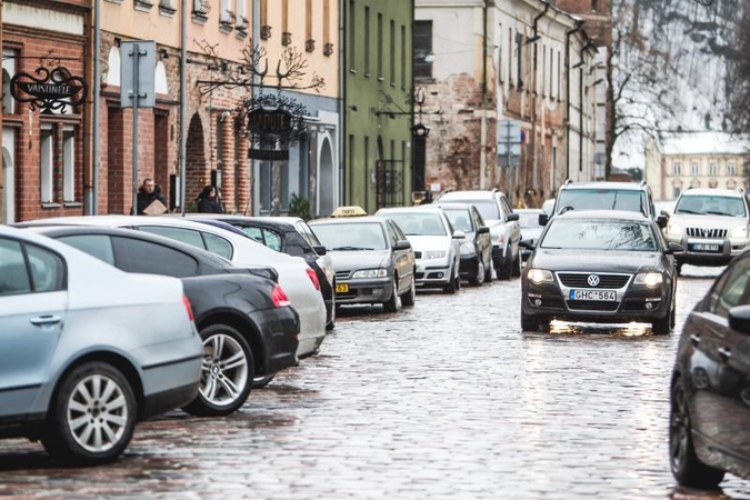 Iš Rotušės aikštės pašonės veja automobilius