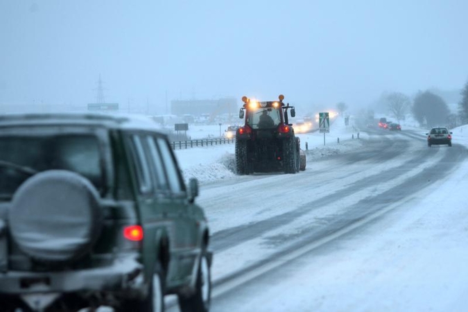 Eismo sąlygas sunkina plikledis ir rūkas