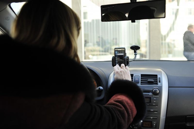 Ar kalbėjimas mobiliuoju telefonu vairuojant išties yra pavojingas?